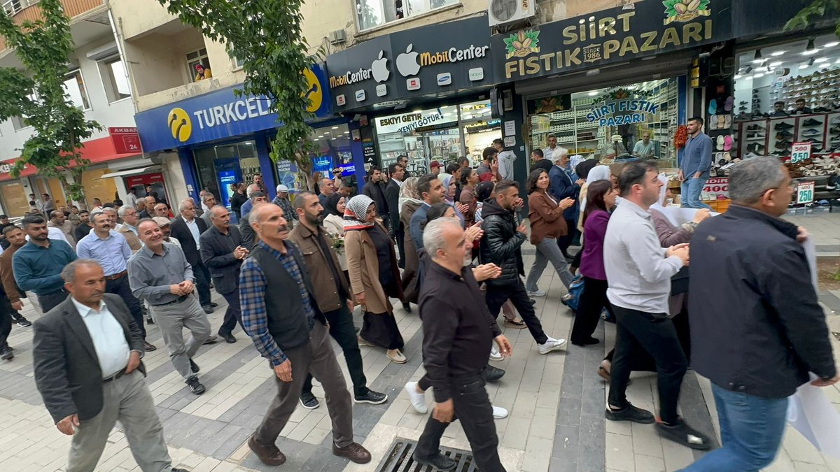 siirt_egitimsen's tweet photo. Gelê Sêrtê ji bo Cejna Zimanê Kurdî meşîya. Zimanê me hebûna me ye. 

Cejna Zimanê Kurdî pîroz be✌️👏

@egitimsen 
@KESK1995 
@Kurdî https://t.co/q1prFgceHx