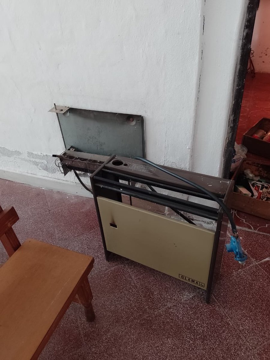 MATIPASCUALETTI's tweet photo. ATENCIÓN 🚨🚨🚨
Robaron en la iglesia del Espíritu Santo de Las Heras. Sucedió el miércoles y se llevaron el lavamanos, equipo de música, cubiertos y otros elementos. Los sábado funciona un merendero para la gente de la zona. Para ayudar llamar al 2617063823, Hermana Norma @radionihuil
