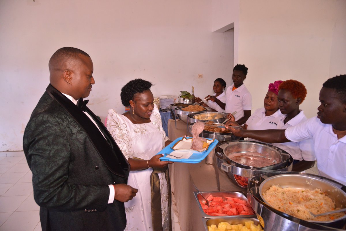 SaltTvUganda's tweet photo. Pastor Bujjingo practices what he preaches! While his favorite meals are made by Susan Makula Bujjingo, he always opts for steamed matooke and g-nut paste whenever he goes out to functions. #SaltMediaUpdates #Kaliro #NamukutaBrenda https://t.co/cO5MPHuMqN