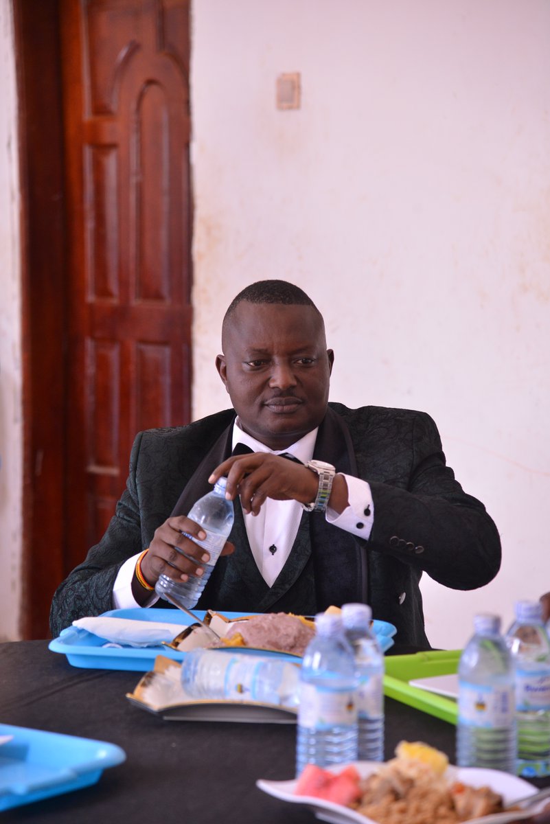 SaltTvUganda's tweet photo. Pastor Bujjingo practices what he preaches! While his favorite meals are made by Susan Makula Bujjingo, he always opts for steamed matooke and g-nut paste whenever he goes out to functions. #SaltMediaUpdates #Kaliro #NamukutaBrenda https://t.co/cO5MPHuMqN