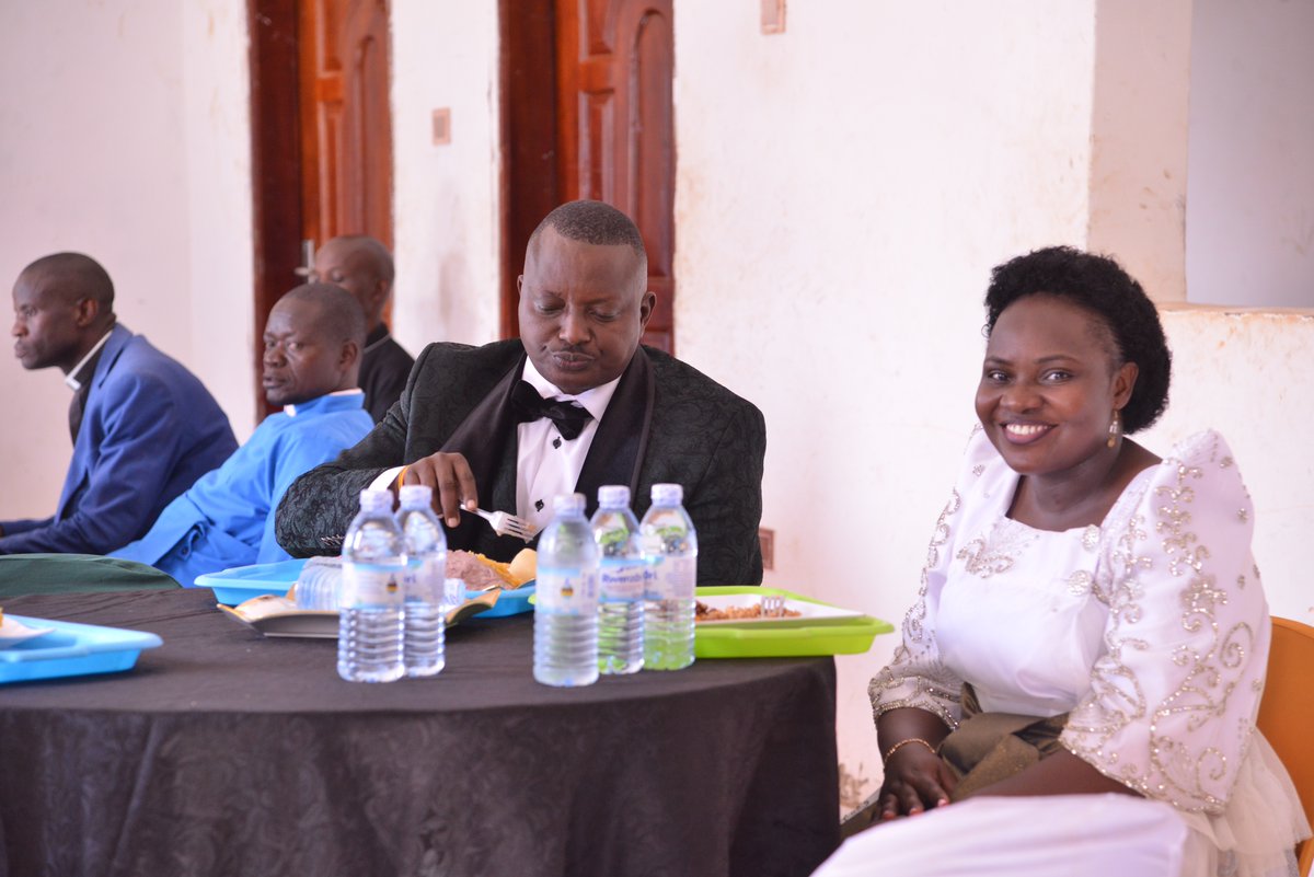SaltTvUganda's tweet photo. Pastor Bujjingo practices what he preaches! While his favorite meals are made by Susan Makula Bujjingo, he always opts for steamed matooke and g-nut paste whenever he goes out to functions. #SaltMediaUpdates #Kaliro #NamukutaBrenda https://t.co/cO5MPHuMqN