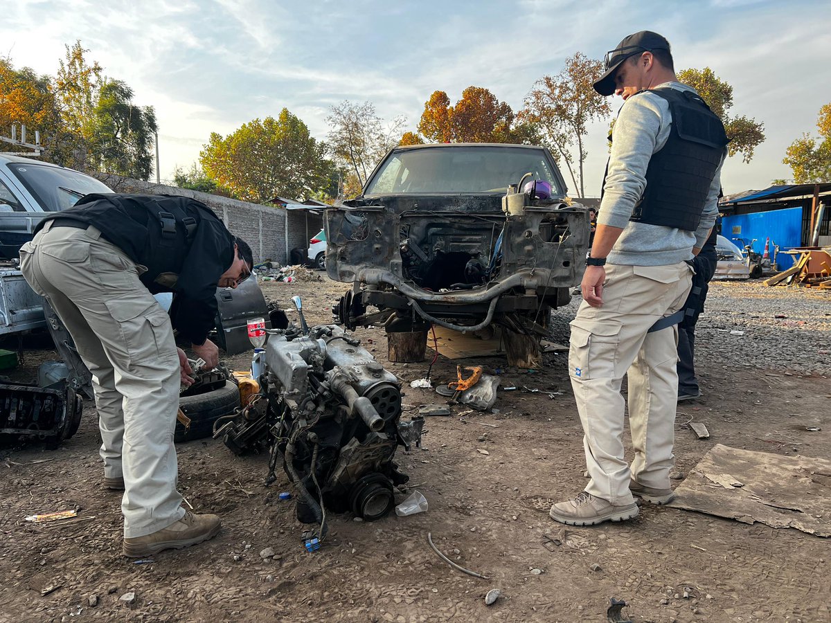 imvalenzuela's tweet photo. Operativo conjunto entre Inspección Municipal y la @PDI_CHILE permitió la detención de dos personas por receptación y la recuperación de dos vehículos con encargo por robo 🚨

Seguimos fortaleciendo el trabajo coordinado para reforzar la seguridad y el control en nuestra comuna.

#ColinaSomosTodos