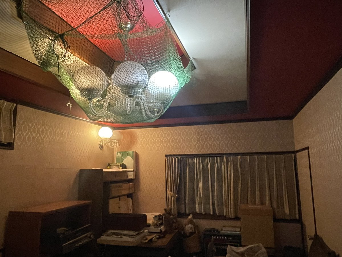 kmori14's tweet photo. 現在100歳のおじいちゃんが50年前に建てた家
洋風の部屋を作りたかったらしいんだけど館レベル高すぎwww https://t.co/uuXoOrPNUx