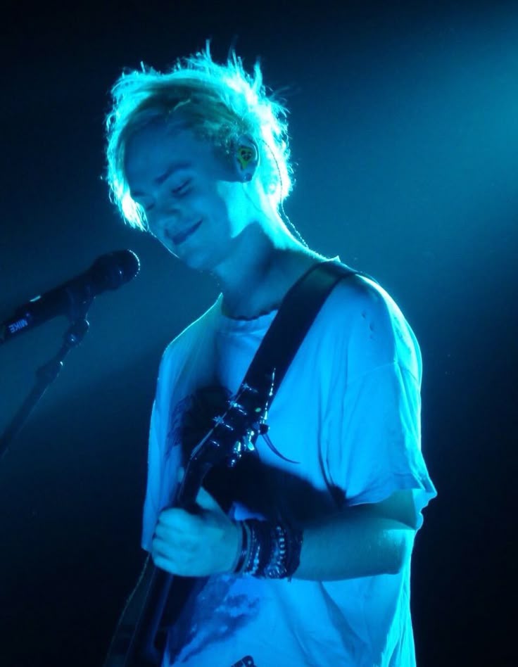 ★han misses 5sos★ tweet media