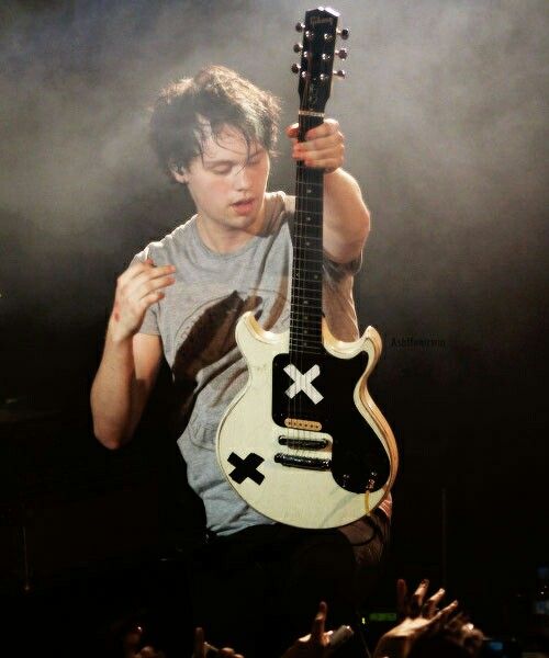 ★han misses 5sos★ tweet media