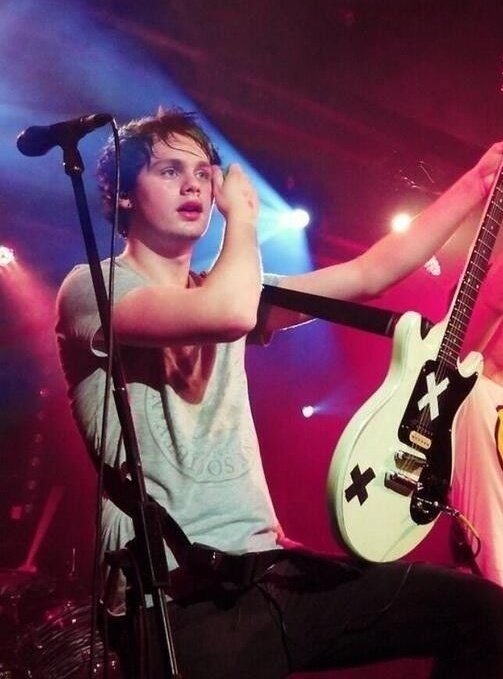 ★han misses 5sos★ tweet media