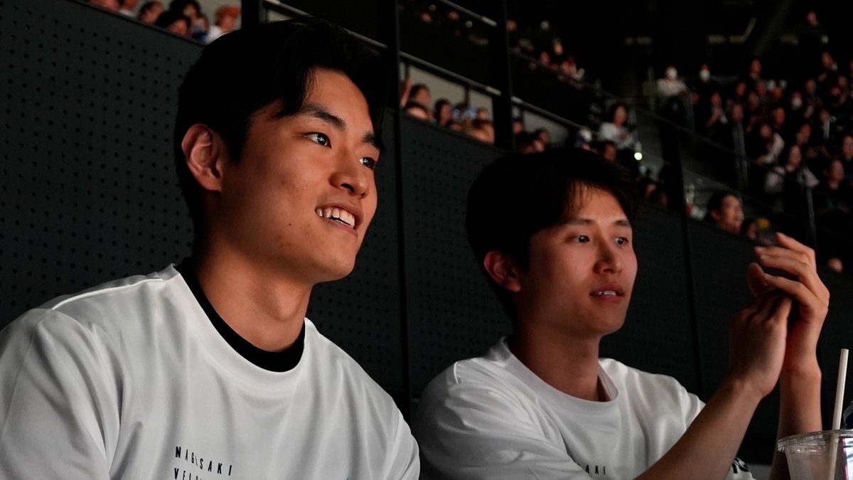 BTALKS_official's tweet photo. #イヒョンジュン 選手の応援に韓国から駆けつけていた、EASLでもお馴染み「LGセイカーズ」のユ ギサン選手とヤン ジュンソク選手。
#長崎ヴェルカ #Velca https://t.co/XRUNWyQNZZ