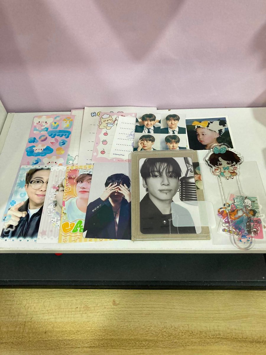 01KXAW's tweet photo. ได้รับการ์ดน้องจองกุกแล้วคับ การ์ดจริงสวยมากๆ ของแถมน่ารักทุกอันเลย ส่งจริง ส่งไวมากคับ คุณแม่ค้าน่ารักมาก 🫶🏻🫠 #nnoonreview https://t.co/CMTbr80iyZ