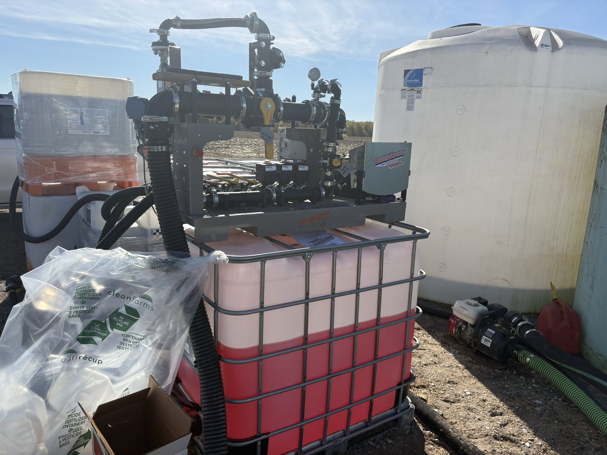 EdJHanson's tweet photo. Can't build P in high PH, why try? 5 gpa in row starter 24-0-03S x 2 Cu + B + herb+ fung + fulvic acid (bioline gold) = 👌
#allliuidallthetime
#morefromless
#quickdrawlite
@CangrowCrop
@SurePointAg https://t.co/NliEXDPUGY