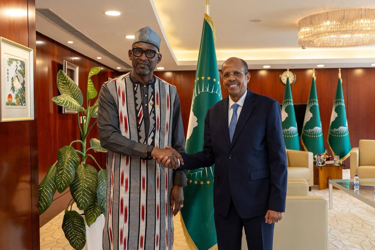 AbdoulayeDiop8's tweet photo. En séjour à Addis Abeba, j’ai rencontré Son Excellence Monsieur Mahmoud Ali Youssouf, Président de la Commission de l'Union Africaine (UA).

Nos échanges ont porté sur la situation sécuritaire au Mali et dans la région du Sahel, marquée par les attaques terroristes perpétrées au Mali le 25 avril 2026, ainsi que sur l'accompagnement de l'UA aux efforts du Mali pour lutter contre le terrorisme. 

Nous avons décidé d'œuvrer à renforcer le dialogue constructif entre l'Union Africaine et le Mali, conformément à l'esprit de fraternité et de solidarité qui caractérisent leurs relations.