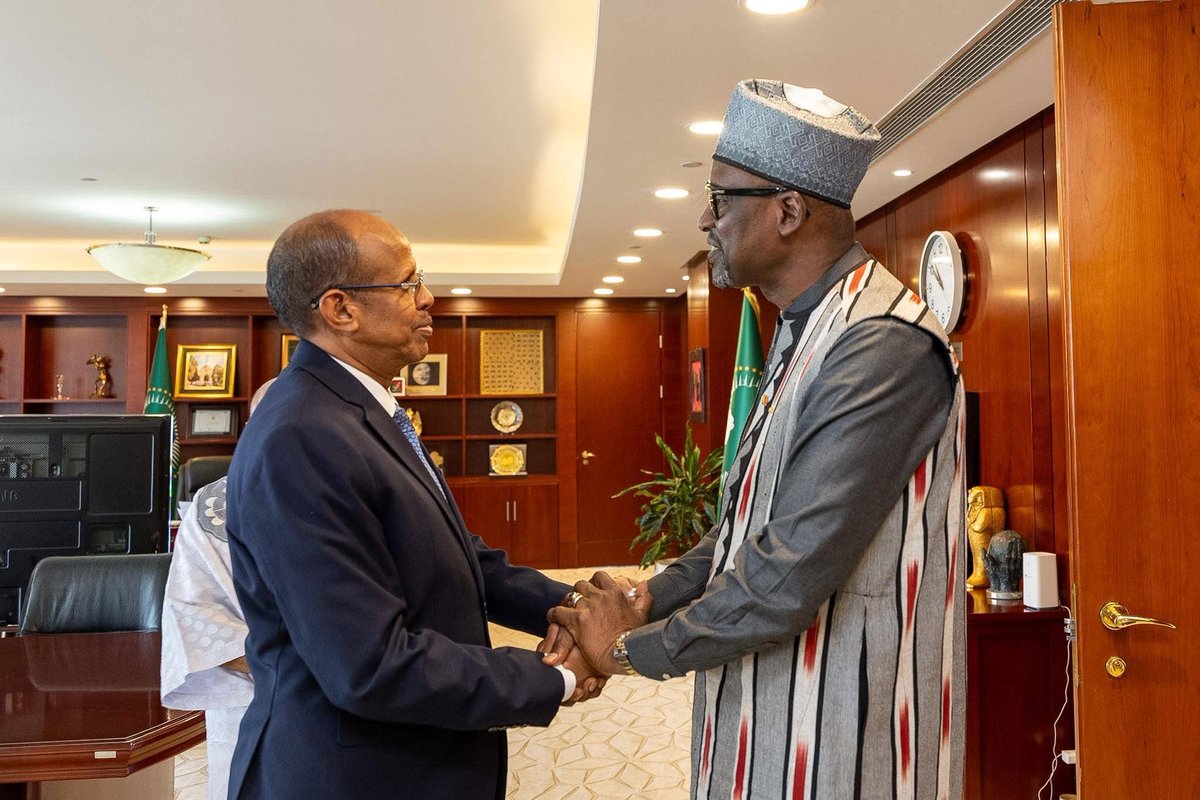 AbdoulayeDiop8's tweet photo. En séjour à Addis Abeba, j’ai rencontré Son Excellence Monsieur Mahmoud Ali Youssouf, Président de la Commission de l'Union Africaine (UA).

Nos échanges ont porté sur la situation sécuritaire au Mali et dans la région du Sahel, marquée par les attaques terroristes perpétrées au Mali le 25 avril 2026, ainsi que sur l'accompagnement de l'UA aux efforts du Mali pour lutter contre le terrorisme. 

Nous avons décidé d'œuvrer à renforcer le dialogue constructif entre l'Union Africaine et le Mali, conformément à l'esprit de fraternité et de solidarité qui caractérisent leurs relations.