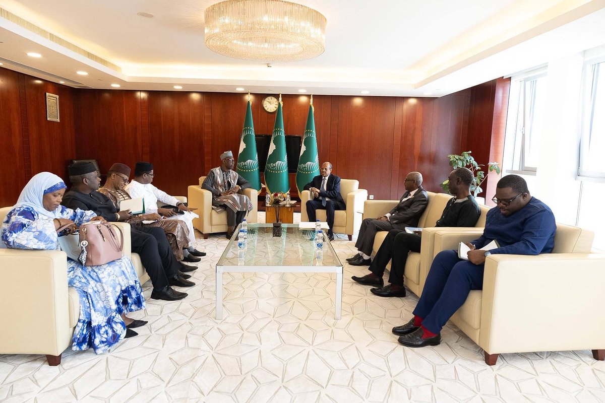 AbdoulayeDiop8's tweet photo. En séjour à Addis Abeba, j’ai rencontré Son Excellence Monsieur Mahmoud Ali Youssouf, Président de la Commission de l'Union Africaine (UA).

Nos échanges ont porté sur la situation sécuritaire au Mali et dans la région du Sahel, marquée par les attaques terroristes perpétrées au Mali le 25 avril 2026, ainsi que sur l'accompagnement de l'UA aux efforts du Mali pour lutter contre le terrorisme. 

Nous avons décidé d'œuvrer à renforcer le dialogue constructif entre l'Union Africaine et le Mali, conformément à l'esprit de fraternité et de solidarité qui caractérisent leurs relations.