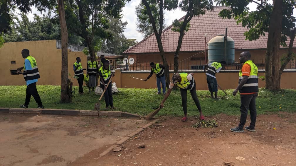 RYVCPrwezamenyo's tweet photo. Urubyiruko rw'abakorerabushake bo mu kagali ka Kabuguru II Twazindukiye mu gitondo cy’isuku  cyabereye mu mudugudu wa MUTARA.

-Gukomeza gusigasira isuku mu Kagali kacu
-Gukomeza gukora ubukangurambaga kurundi rubyiruko mukubaka igihugu
-Gukomeza gukorera hamwe. @Kgl_Yvolunteers https://t.co/VDu8UvPe0A