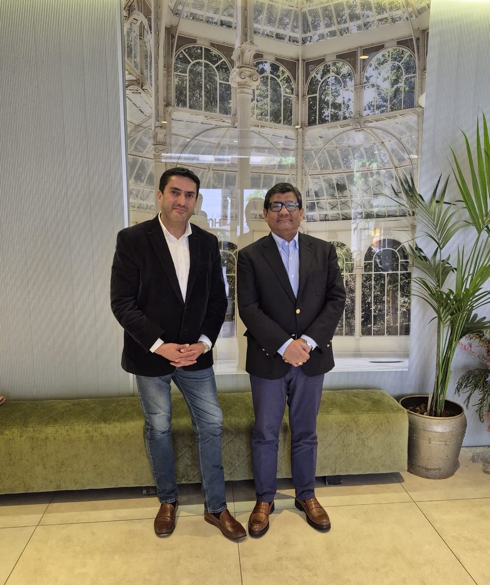 Produccion_Ecu's tweet photo. 📍España🇪🇸 | El ministro @LuisJaramilloOK mantuvo una reunión con Carlos Salvador, gerente técnico de Petrolia y New Stratus Energy, para analizar oportunidades de inversión en el sector de hidrocarburos de Ecuador🇪🇨 https://t.co/Ck54F85WDB