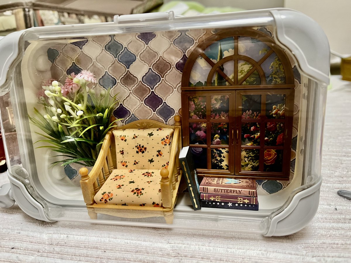 SakuraCl_Doll's tweet photo. ダイソーのクリアミニキャリーをデコってお部屋化して、あまむすの代理ちゃんを入れてみたり。

#あまむす
#ドールハウス https://t.co/1EYU7cTcyE