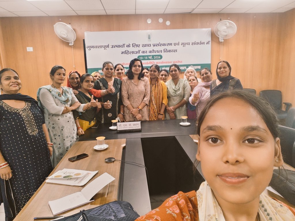 NainRisha's tweet photo. भारतीय गेहूं और जों अनुसंधान संस्थान, करनाल मे 
"महिलाओं का कौशल विकास ' के तहत वर्कशॉप लगाई गई ,ताकि महिलाएं आत्म निर्भर बन सके एवं अपने बलबूते पर कुछ कर सके
सभी अधिकारीयो ओर स्टाफ सदस्यों का बहुत बहुत धन्यवाद,जो महिलाओं को इतना प्रोत्साहित ओर सहयोग करते है। 
#womanempowerment https://t.co/xjFHSgYMrI