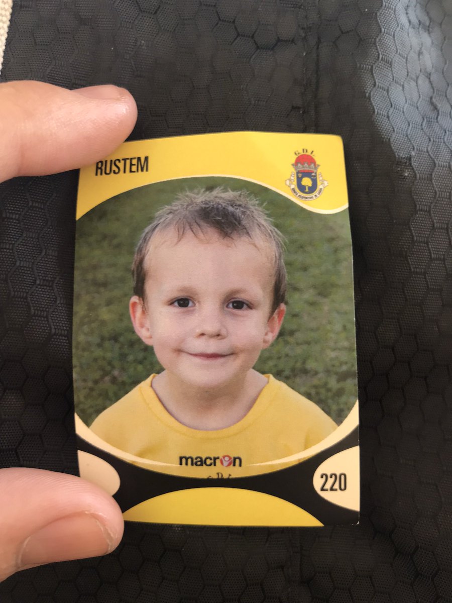 Rxstiik's tweet photo. @cloudyrisotto Fizeste me lembrar que fizeram isso comigo quando jogava futebol e acho que tinha 5 anos.. e nem fui eu que guardei o cromo, 11 ANOS depois um amigo vira se e diz me que tinha ainda alguns repetidos😭 https://t.co/VCnzfsPQNu