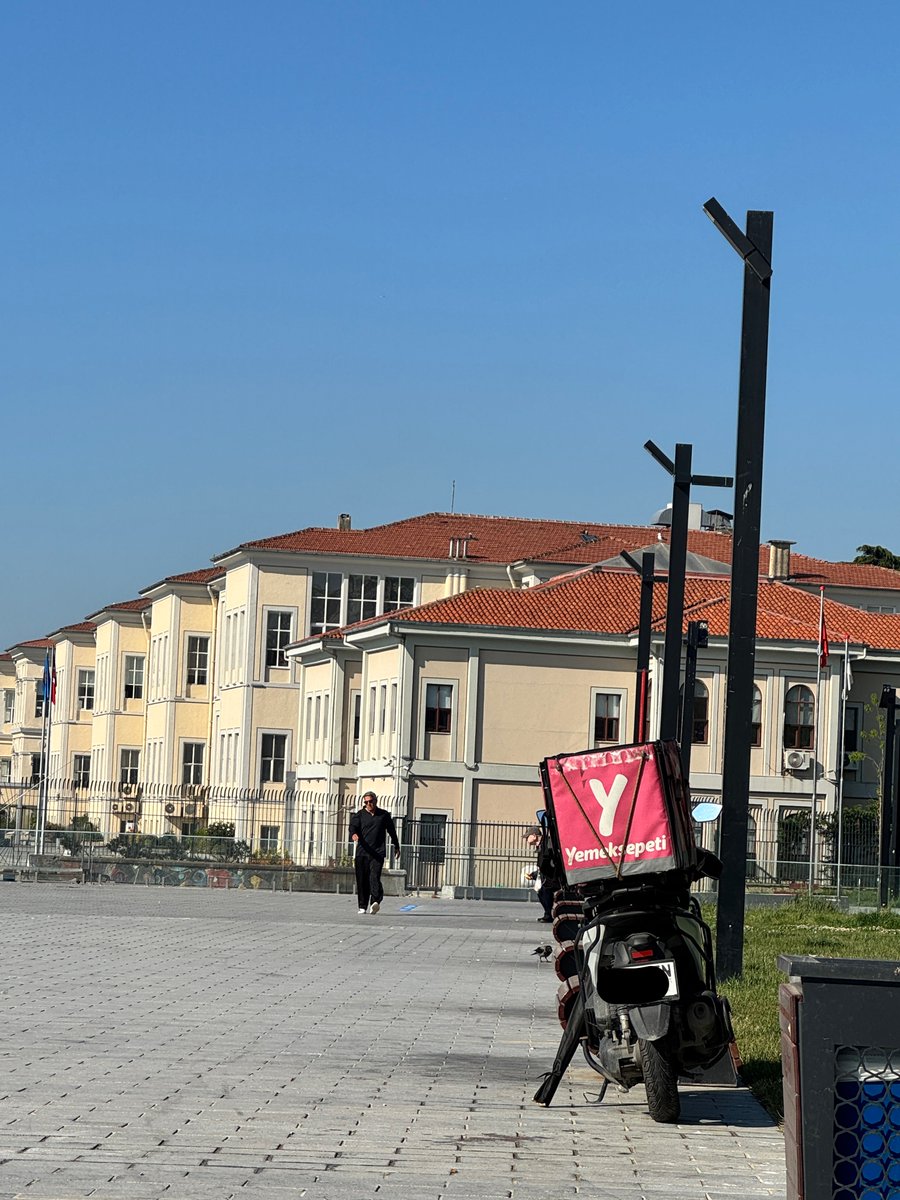 ysrdnl's tweet photo. Sabah Fındıklı Parkı’nda kahvemi içerken bir moto-kurye dikkatimi çekti. Tek başına sakin sakin balık tutuyordu. Sonra oltasını kovasını motorunda paket haznesine koydu ve gitti. 

Belki İstanbul’un kaosu ile baş edebilmek için sabah erkenden böylesi bir “me time”a ihtiyaç duyuyordur.