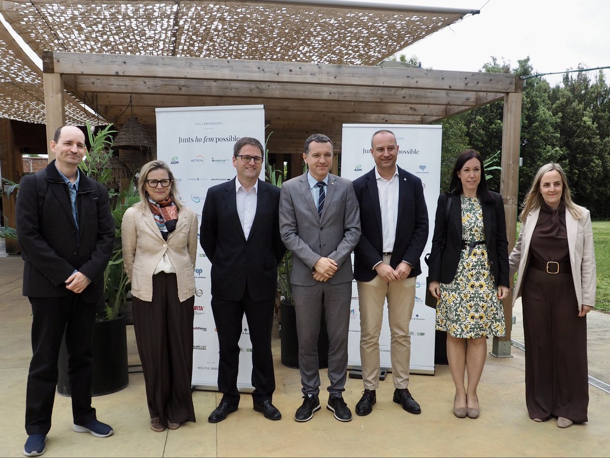 oscarordeig's tweet photo. Des de la cloenda de l’assemblea anual d’@ASFAC3 i QualimaC, reconeixem la feina del sector de l’alimentació animal per garantir qualitat, seguretat alimentària i competitivitat ramadera.

Gràcies per la feina i el compromís amb un sector essencial per al país. https://t.co/ezDpqq5Dsn