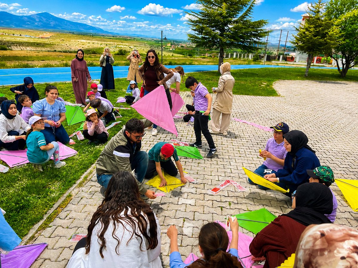 canguner_44's tweet photo. 🎈 Gençlik Haftası kapsamında Karaman Piri Reis Yurdu öğrencilerimiz, ilköğretim öğrencileriyle “Uçurtma Şenliği ve Gençlik Şöleni”nde buluştu 🪁☀️
Birlikte oyunlar oynanıp keyifli anlar yaşandı 😊🤝
Gökyüzü uçurtmalarla renklendi 💙✨
#GençlikHaftası #KYK #PiriReisYurdu #GSB https://t.co/8b7E1Iw1tU