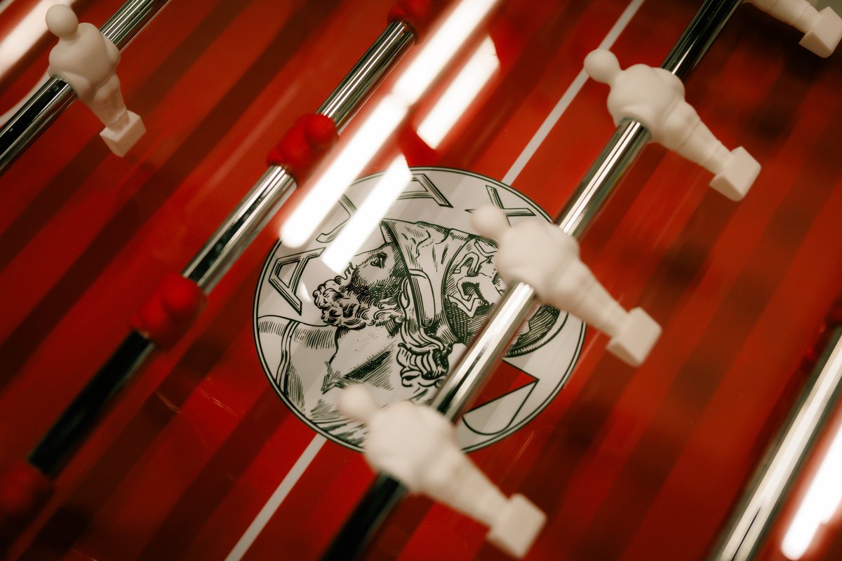 AjaxFoundation's tweet photo. Voor de beste samenwerking tijdens de S’Cool Finals wint Yuverta West een Ajax-voetbaltafel ⚪️🔴⚪️

De prijs werd uitgereikt door Ajax-jeugdspelers Sesynijo Tilborg en Leroy Fränkel. Daarna volgde een sportles met de coaches van de Ajax Foundation 🤝 https://t.co/gvz740WUfm