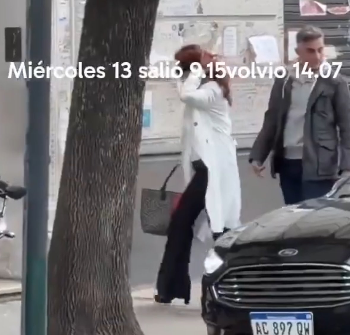 fraancyrus's tweet photo. Ok but who is this DIVA :) 

@CFKArgentina fue a ver EL DIABLO VISTE A LA MODA 2 👠👠 con tacos y todo, cumplió con el outfit ✨ https://t.co/NxzUaP336r