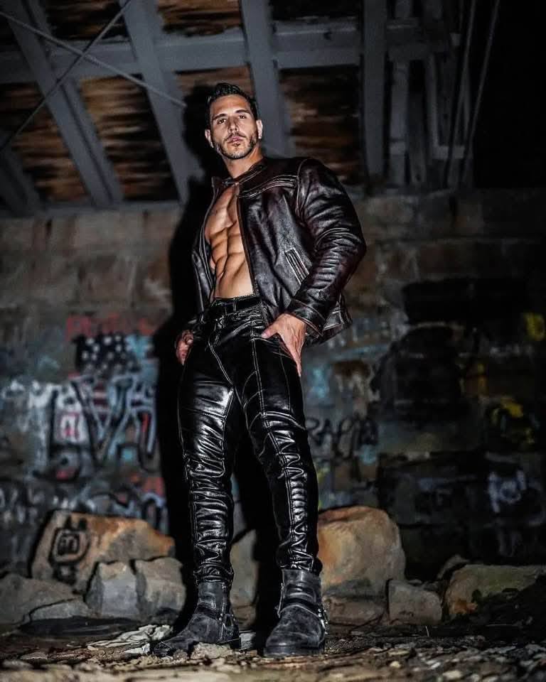 FrankKolt's tweet photo. nice #leather suit https://t.co/JYorye9VKb