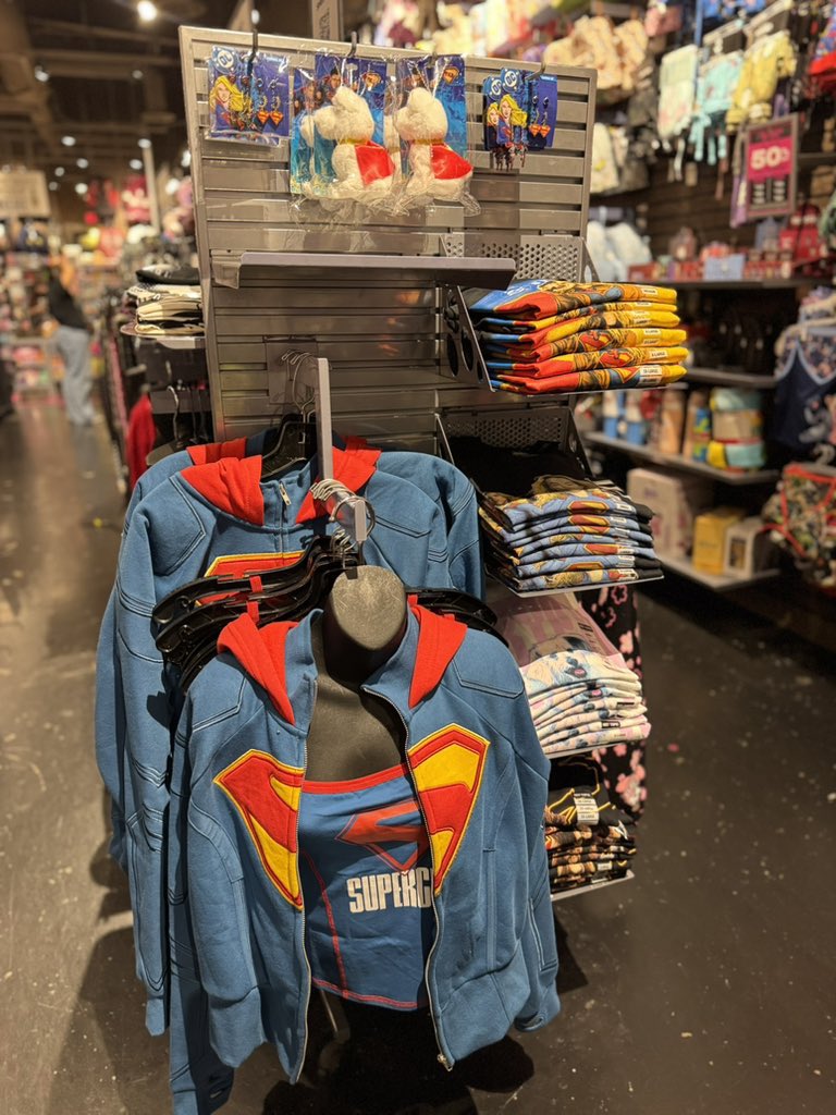 JuegoDeTeorias's tweet photo. 🦸♀️🔥 Nueva merch de Supergirl 👀
💫La maquinaria promocional del DCU ya está en marcha y cada vez aparecen más productos de Kara Zor-El 💥
Y sí… QUIERO YA esa chaqueta de Supergirl 😭
⚡#Supergirl #DCU #DCStudio https://t.co/OaePvv2esH