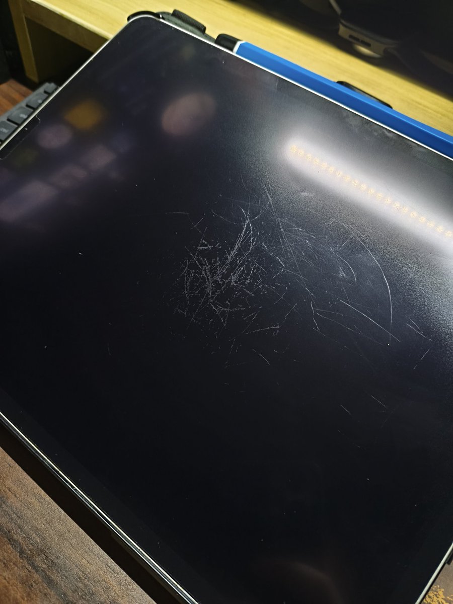 Haledrum's tweet photo. Time to buy a new screen protector https://t.co/oDgdjTCDul