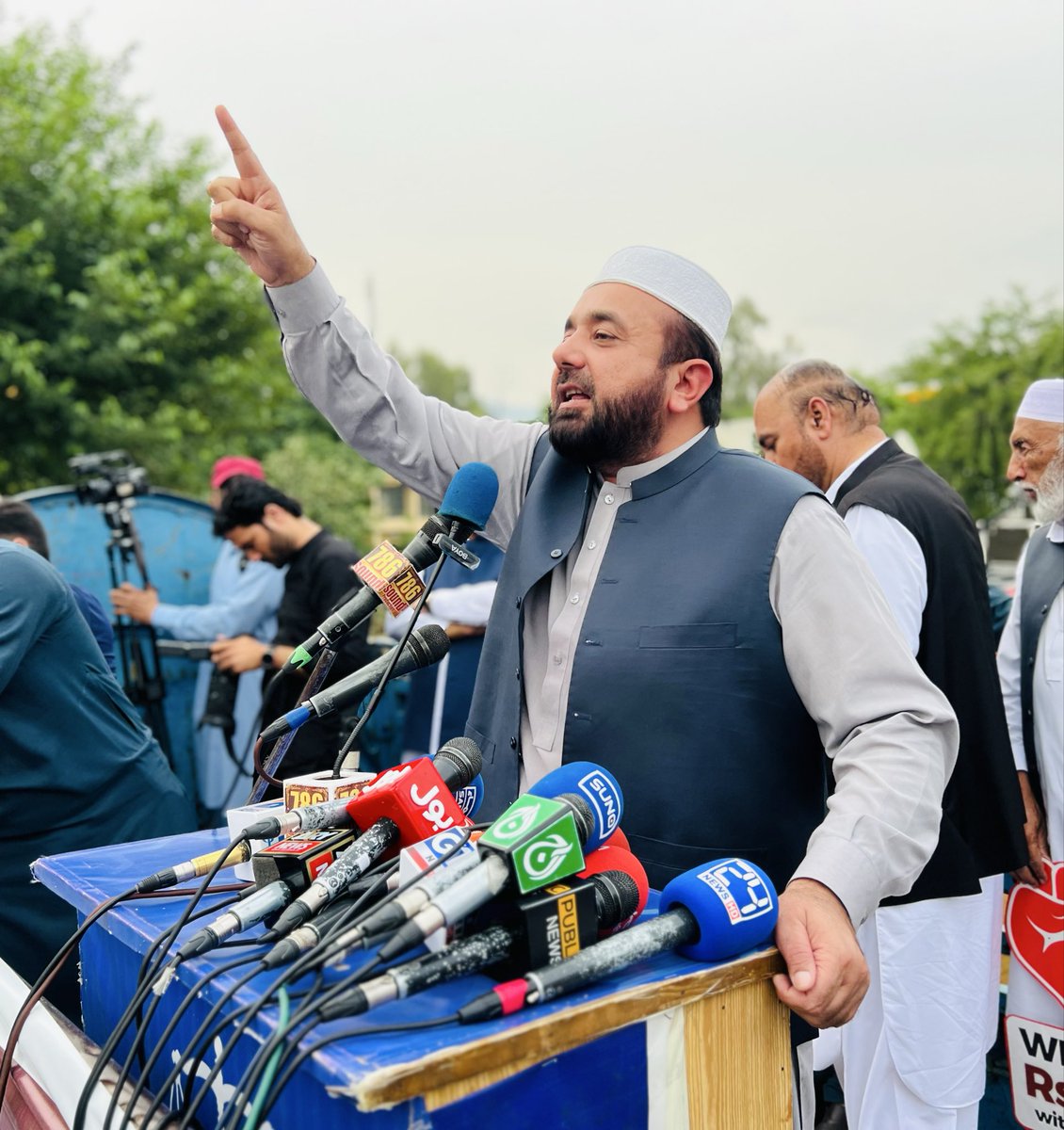AbdulwasiPK61's tweet photo. پیٹرولیم مصنوعات پر ظالمانہ لیوی اور بھاری ٹیکسز کے خلاف آبپارہ چوک، اسلام آباد میں امیر جماعت اسلامی خیبر پختونخوا وسطی عبدالواسع احتجاجی مظاہرےخطاب کررہے ہیں ۔ https://t.co/BWSFSQxVWL