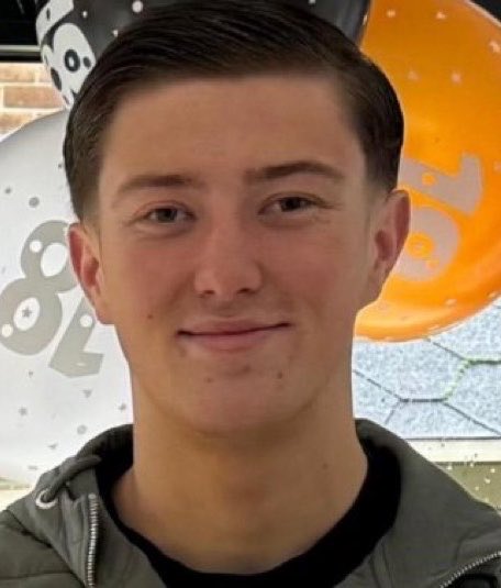 Frontera_es's tweet photo. 🇬🇧 Henry Nowak fue esposado por la policía mientras se desangraba tras ser apuñalado por un inmigrante indio, porque este le había acusado de “racismo”.

Murió en la calle esposado, ahogado en su propia sangre. La madre del asesino ocultó el cuchillo. Hoy ha empezado el juicio. 

El crimen anti-blanco se produjo en diciembre en la ciudad de Southampton. Henry, de 18 años, estaba volviendo a casa por la noche después de quedar con sus compañeros de fútbol. Se encontró con Vickrum Singh Digwa, inmigrante de origen indio, que llevaba un “shastar”, una daga ceremonial 𝘴𝘪𝘫 con una cuchilla de 21 cm.

Tras un enfrentamiento verbal, en el que Henry llamó al inmigrante “bad man” y este respondió “I am a bad man”, el indio apuñaló a Henry 4 veces: en el pecho, en la pierna y en la cara. Henry intentó huir saltando una valla, mientras iba dejando un rastro de sangre y gritaba que se moría, a pesar de lo cual el inmigrante continuó persiguiéndole.

Al llegar la policía, el inmigrante 𝘴𝘪𝘫 afirmó haber sido víctima de “racismo”, por lo que esposaron a Henry mientras se estaba desangrando en el suelo. Para cuando le dieron primeros auxilios y llamaron a una ambulancia, ya era tarde; Henry ya había perdido el conocimiento y murió desangrado en plena calle.

El inmigrante 𝘴𝘪𝘫 está siendo juzgado por asesinato. La madre del asesino, que estuvo presente durante los hechos, está acusada de obstrucción a la justicia por ocultar el arma del crimen y el teléfono de la víctima, para salvar el “honor” de la familia. Ambos se han declarado inocentes.