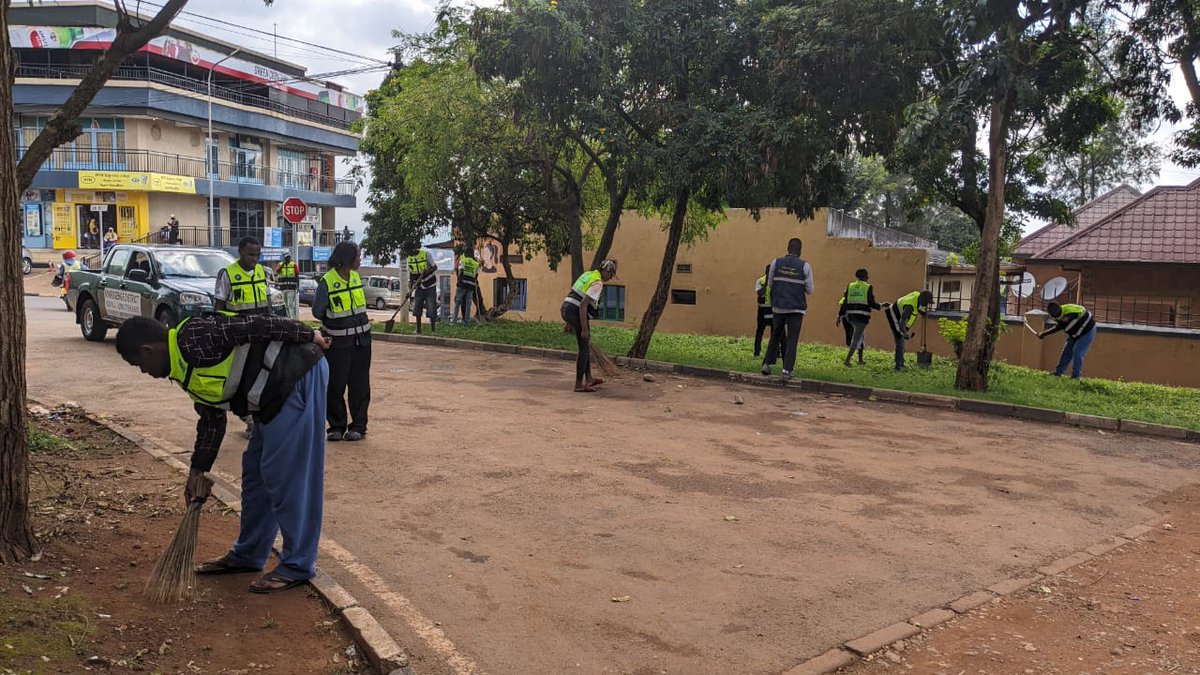 RYVCPrwezamenyo's tweet photo. Urubyiruko rw'abakorerabushake bo mu kagali ka Kabuguru II Twazindukiye mu gitondo cy’isuku  cyabereye mu mudugudu wa MUTARA.

-Gukomeza gusigasira isuku mu Kagali kacu
-Gukomeza gukora ubukangurambaga kurundi rubyiruko mukubaka igihugu
-Gukomeza gukorera hamwe. @Kgl_Yvolunteers https://t.co/VDu8UvPe0A