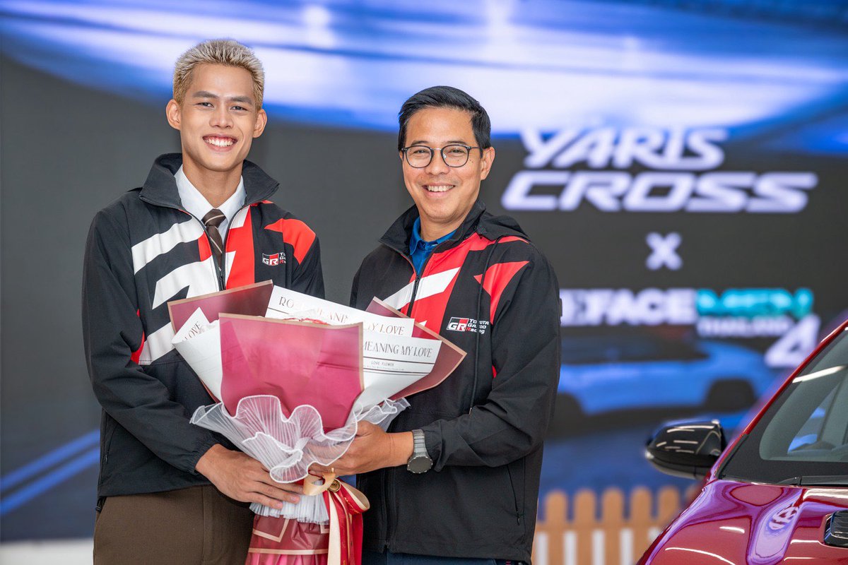 TheFaceThailand's tweet photo. ปอม(The Winner) คิมหันต์ และ กลัฟ  
เข้ามอบช่อดอกไม้ พร้อมขอบคุณ  
Toyota Motor Thailand Co., LTD.

อีกหนึ่งแรงสนับสนุนสำคัญ ที่ร่วมเดินทางกับThe Face Men Thailand Season 4 🩵🚗

#Toyotamotorthailand https://t.co/vdAPtTDHEF