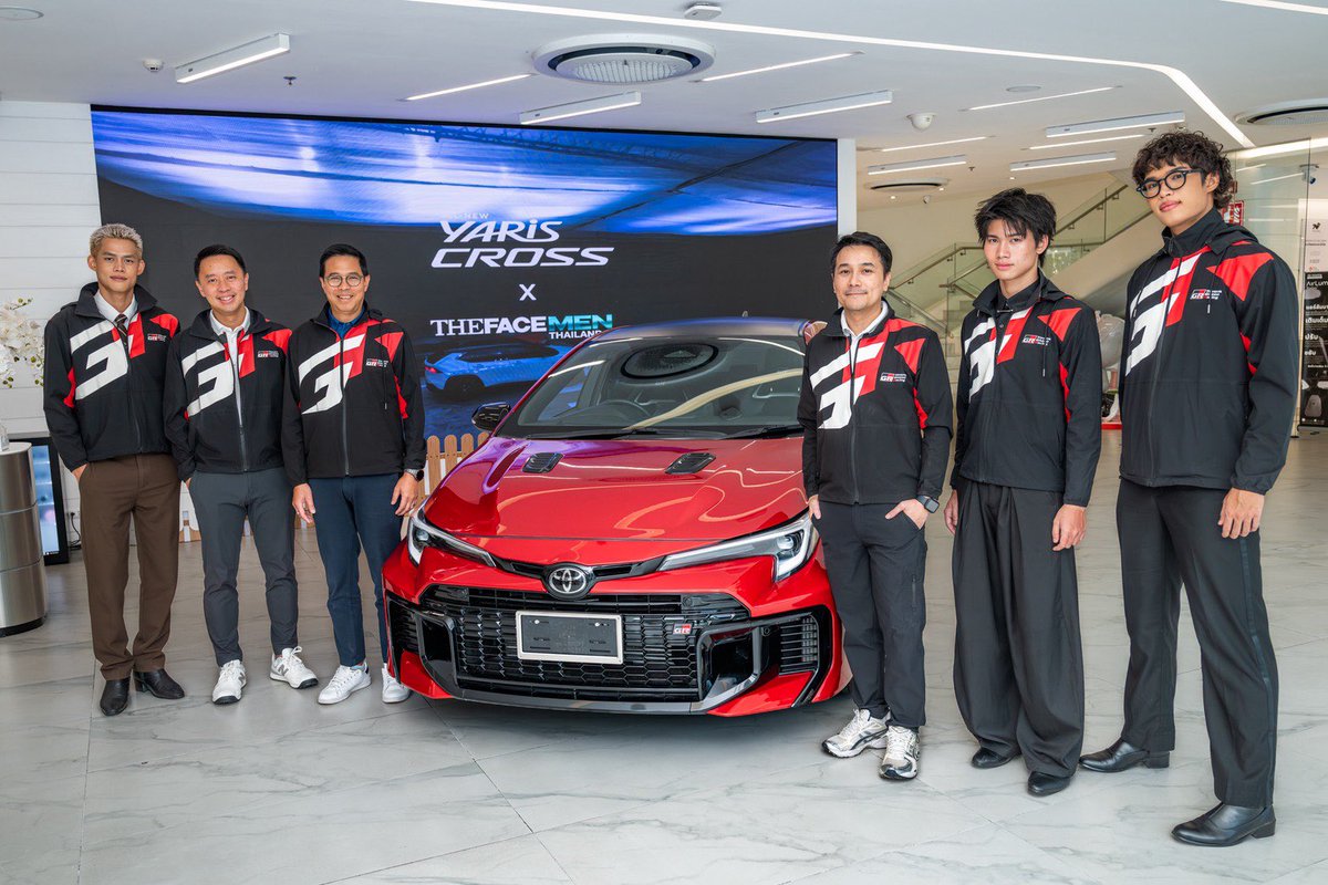 TheFaceThailand's tweet photo. ปอม(The Winner) คิมหันต์ และ กลัฟ  
เข้ามอบช่อดอกไม้ พร้อมขอบคุณ  
Toyota Motor Thailand Co., LTD.

อีกหนึ่งแรงสนับสนุนสำคัญ ที่ร่วมเดินทางกับThe Face Men Thailand Season 4 🩵🚗

#Toyotamotorthailand https://t.co/vdAPtTDHEF