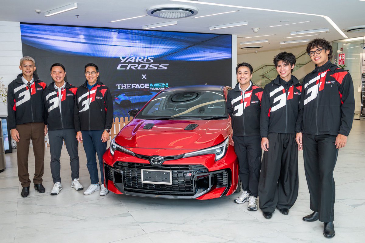 TheFaceThailand's tweet photo. ปอม(The Winner) คิมหันต์ และ กลัฟ  
เข้ามอบช่อดอกไม้ พร้อมขอบคุณ  
Toyota Motor Thailand Co., LTD.

อีกหนึ่งแรงสนับสนุนสำคัญ ที่ร่วมเดินทางกับThe Face Men Thailand Season 4 🩵🚗

#Toyotamotorthailand https://t.co/vdAPtTDHEF
