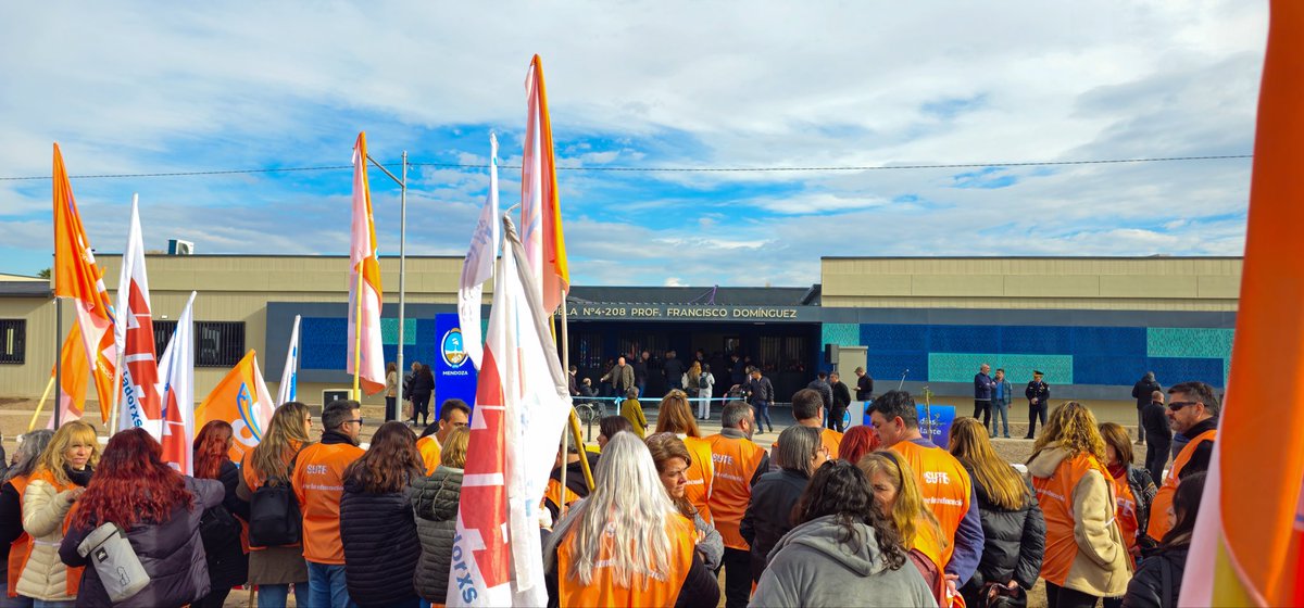 sutemendoza's tweet photo. 📍Junín 
Este viernes 15 de Mayo exigimos al Ministro de Educación de Mza, @TadeoGZ,  que REABRA LA PARITARIA. 

-Lo hicimos por mandato del último plenario provincial.-

El Gobierno debe convocar de forma urgente a discutir los salarios en la mesa paritaria. https://t.co/fKuyoh5JHa