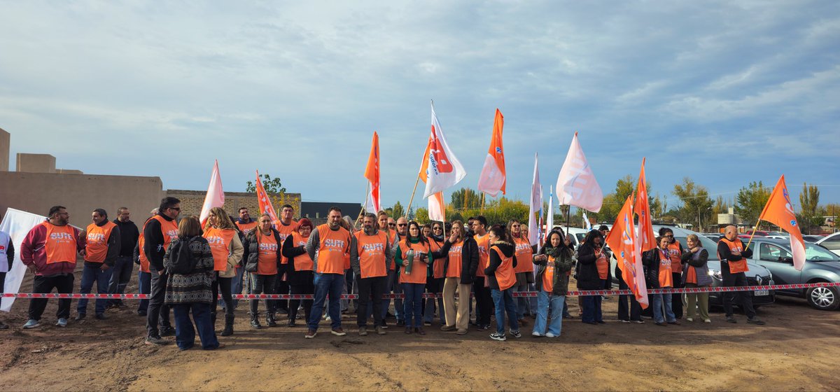 sutemendoza's tweet photo. 📍Junín 
Este viernes 15 de Mayo exigimos al Ministro de Educación de Mza, @TadeoGZ,  que REABRA LA PARITARIA. 

-Lo hicimos por mandato del último plenario provincial.-

El Gobierno debe convocar de forma urgente a discutir los salarios en la mesa paritaria. https://t.co/fKuyoh5JHa