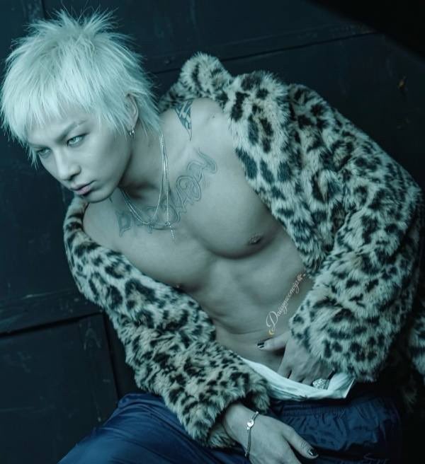 pics_taeyang's tweet photo. TAEYANGGGG https://t.co/vw398VeIAj