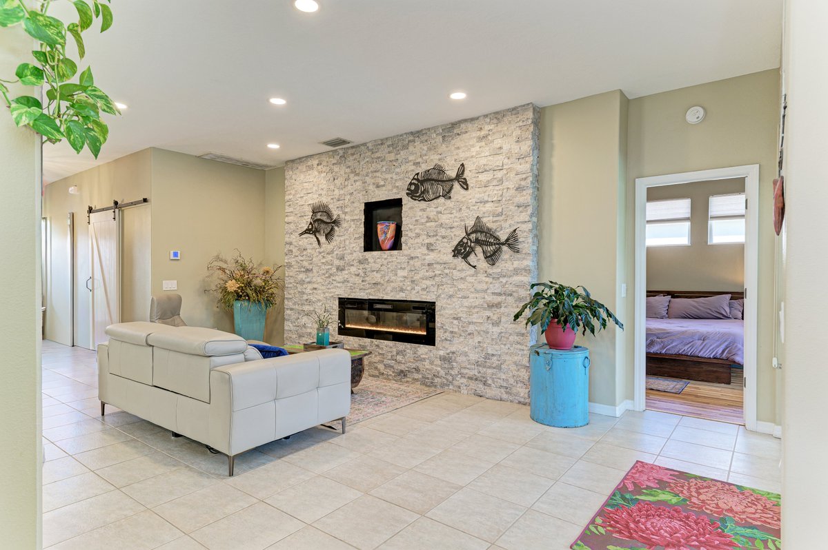 waxler's tweet photo. AC (2023) | Water heater (2021) | Roof (2017). Zero carpet. Custom closets. Updated kitchen. Private pool. Lake views. Low HOA. A-rated schools. In Lakewood Ranch. 👀 Homes like this at this price don't last. 
🔗 https://t.co/krtmClU8My

#MoveInReady #LakewoodRanchRealEstate https://t.co/xZt2e7U6sf