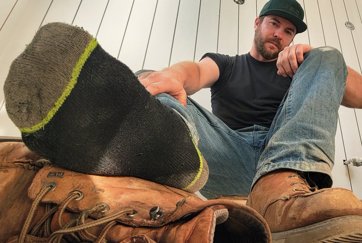DoubleCrossby's tweet photo. These socks are Friday foul. Daily worn and flavored from the ovens of my work boots, which means absolute killers to anything in their vicinity. 

Who wants to be a victim? 🥾☠️

#sizetwitter #shrinking #sweat #boots #socks #malegiant #workboots https://t.co/LKbrdUVBWd