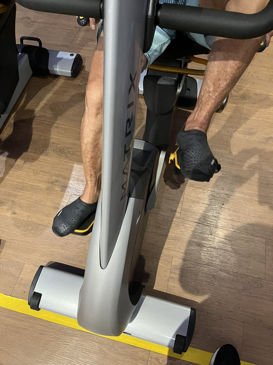 Kal_Paty's tweet photo. Registro reclamação sobre uma bicicleta sem correia há cerca de 2 ou 3 meses na SmartFit Matatu em Salvador. Consertaram a bicicleta ao lado, mas esta continua inutilizável. Solicito manutenção o quanto antes. @SmartFitoficial https://t.co/3bYzMNIcMR