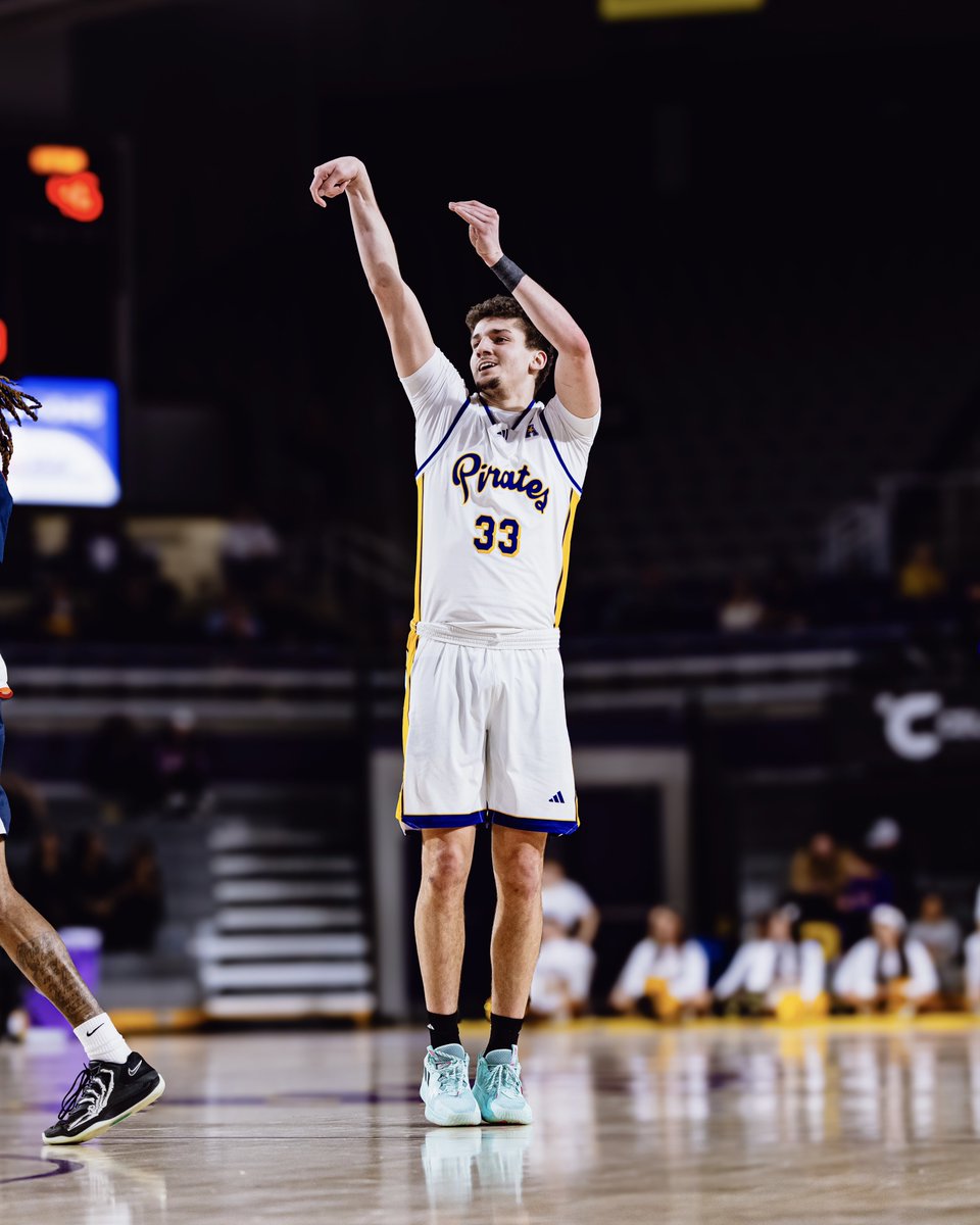 ecubasketball's tweet photo. Play the footage!🎥‼️ @DelaurierEli 

#GoPirates https://t.co/1DG1nsMjVy