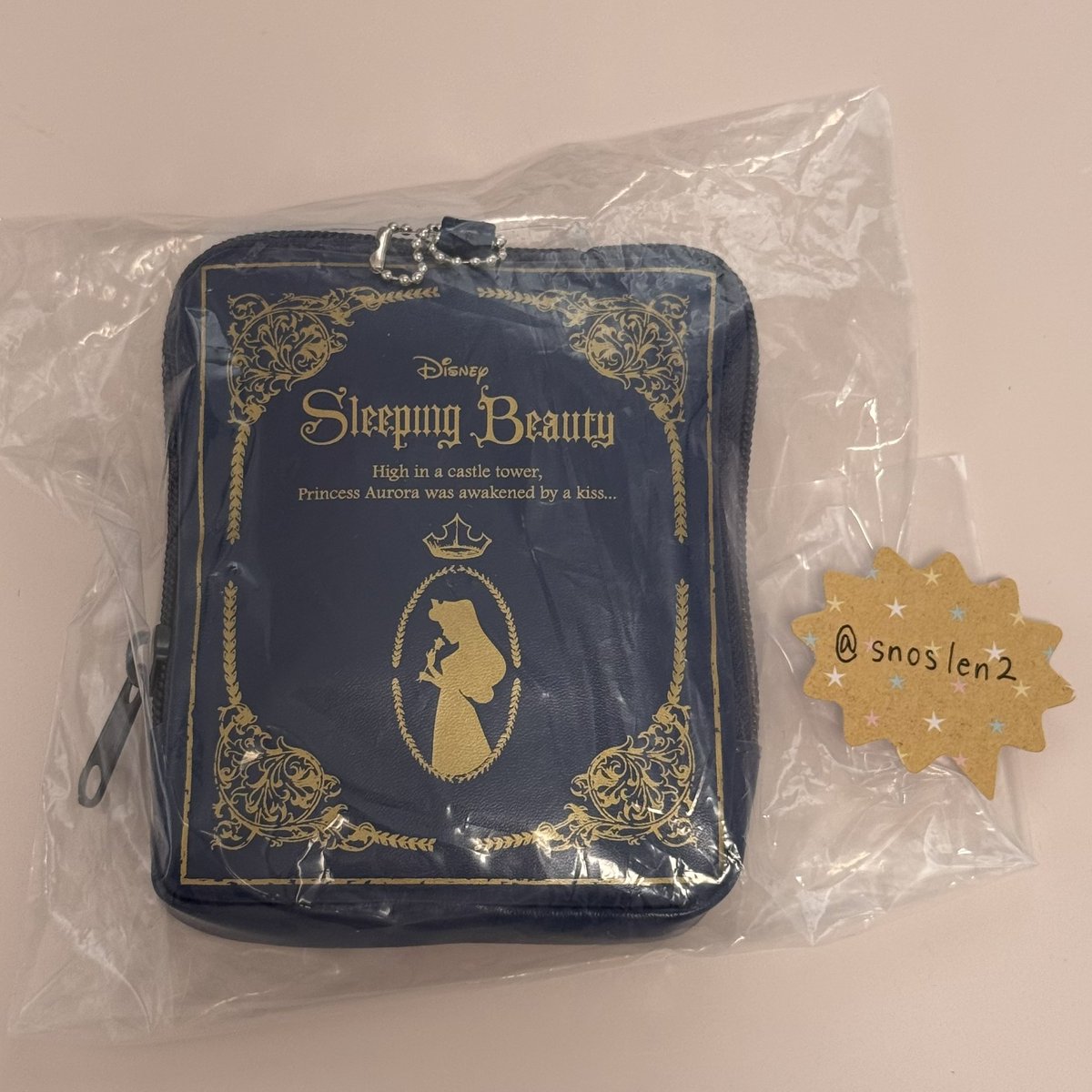 snoslen2's tweet photo. アベイル オーロラ姫 ブライアローズ Sleeping Beauty 眠れる森の美女

【譲】　ポーチ付 ショッピングバッグ

【求】　定価(+送料)
　　　　or
             ショッピングバッグ

郵送or都内・埼玉での手渡し
交換の場合、定価精算希望
検索からでもお気軽にお声がけください https://t.co/vhwmxrG1IX