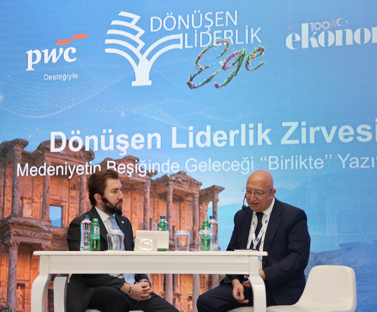 DenibDenizli's tweet photo. TÜRKİYE’NİN ROTASI FİYAT REKABETİ DEĞİL, DEĞER REKABETİDİR!

Başkanımız Osman Uğurlu, Dönüşen Liderlik Zirvesi 2026 kapsamında düzenlenen “Küresel Rekabette Dayanıklılık: İhracatın Yeni Yol Haritası” panelinde değerlendirmelerde bulundu.

Ekonomi Gazetesi Genel Koordinatörü Vahap Munyar’ın moderatörlüğünde gerçekleşen panelde; tekstil ve hazır giyim sektörlerinde rekabetçilik, Denizli’nin ihracat vizyonu, sürdürülebilir üretim ve yeni nesil ihracat stratejileri ele alındı.

Başkanımız Osman Uğurlu, küresel rekabette ayakta kalmanın yolunun yalnızca fiyat odaklı üretimden değil; kalite, hız, güven, tasarım, sürdürülebilirlik ve katma değerli üretimden geçtiğini vurguladı.

Başkan Uğurlu: “Sürdürülebilirlik bugünün maliyeti gibi görünse de yarının pazara giriş bileti; ihracatçının yeni rekabet pasaportudur.”

Denizli’nin güçlü üretim altyapısı, ihracat tecrübesi ve dönüşüme açık sanayi kültürüyle yeni dönemin rekabet koşullarına hazır olduğunu ifade eden Başkanımız, sürdürülebilirliğin ihracatçılar için yalnızca bir regülasyon başlığı değil, aynı zamanda güçlü bir rekabet avantajı olduğunu belirtti.