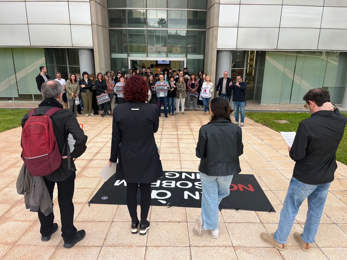 CCOOApunt's tweet photo. À PUNT, EN CAIGUDA LLIURE
La radiotelevisió pública emetrà en diferit l’elecció de les bellees del foc per a donar cobertura, en directe, a una correguda de bous de Madrid 
https://t.co/BiMu1BtOkf https://t.co/I7JFZx14kv