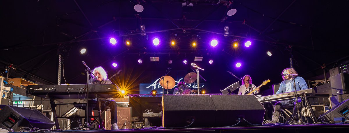 Dwardski's tweet photo. One more Albert Lee pic.  This one's a pano, so might need a bit of a click... https://t.co/f4774j61rv