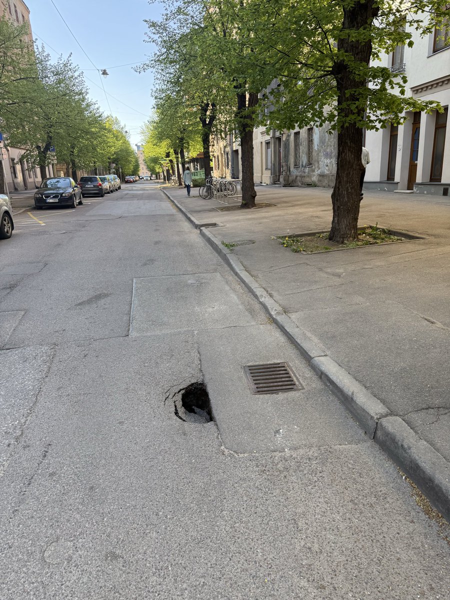 Babuki18's tweet photo. @RigasDome @MartaKotello Alauksta ielā dabīgi modālais filtrs. Baisi! https://t.co/uBqxJOP1Ku