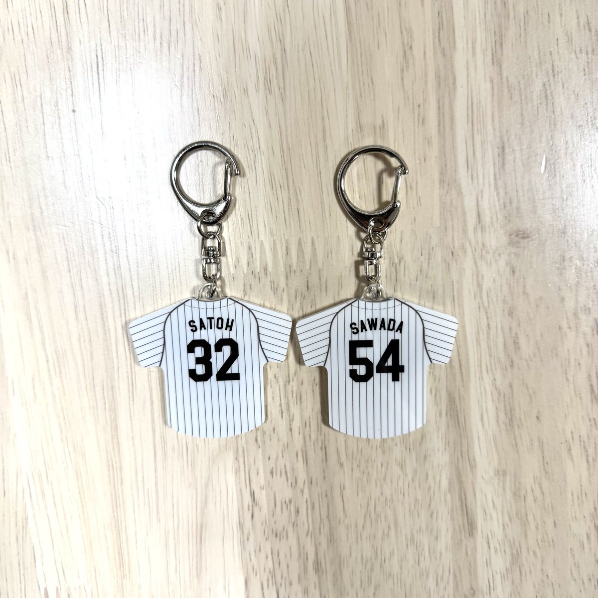 dena_baseball23's tweet photo. 千葉ロッテマリーンズ
シークレット 2026
ユニホーム型
アクリルキーホルダー

【譲】32 佐藤都志也
        54 澤田圭佑
定価600円＋郵送代

宜しくお願いいたします。

 #chibalotte  #千葉ロッテ https://t.co/bRz0UA8Xkr
