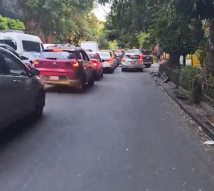 TightCompadre's tweet photo. @Monsieur_JABS @elpumavic "blocking traffic" https://t.co/5LsC4qh5wJ
