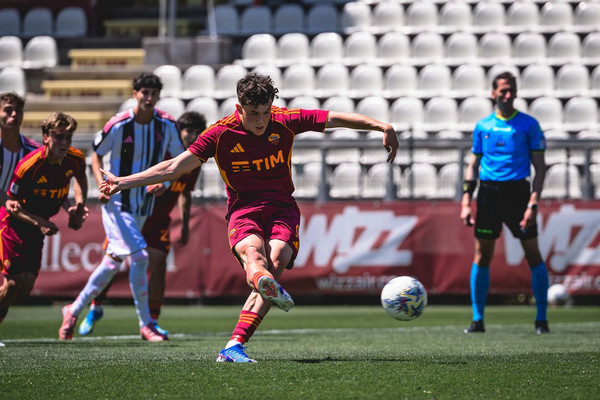 LAROMA24's tweet photo. 🏆 L'#AsRoma Primavera batte l'#HellasVerona 0-2 e chiude il campionato al quarto posto: decidono #Arena e #Panico
🔜 Ora i ragazzi di Federico #Guidi affronteranno il #Bologna nel primo turno dei playoff Scudetto ▶️ https://t.co/LWlhrVd3yn https://t.co/VsoIJsoSGs